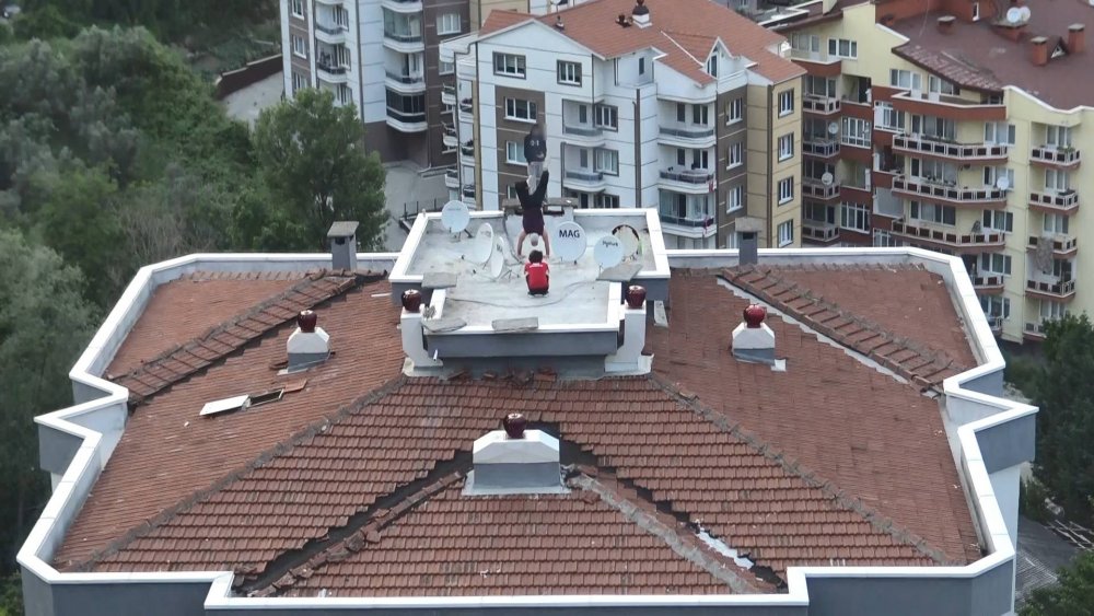 Bursalı gençlerden apartman çatısında tehlikeli gösteri