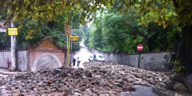 Bursa’da Sel Hayatı Felç Etti, Kaldırım Taşlarını Bile Söktü
