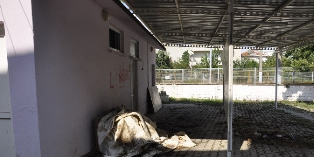 Eski Muratlı Öğretmenevi Kaderine Terk Edildi
