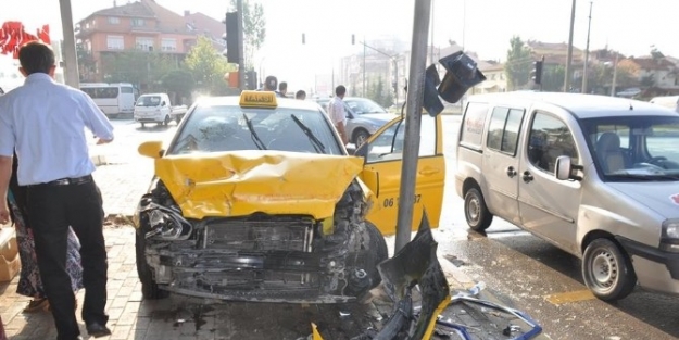 Uşak’ta Trafik Kazası: 6 Yaralı