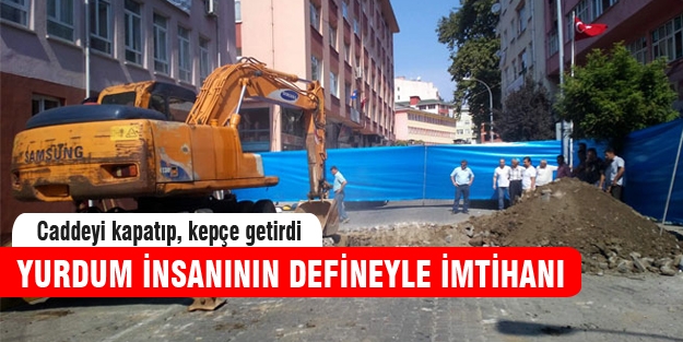 Define bulmak için caddeyi kapattı!