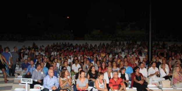 Antakya Medeniyetler Korosu Soma İçin Alaçatı’da Sahne Aldı