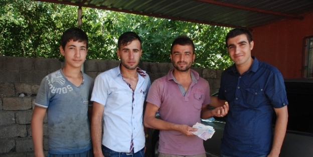 Bulduğu Altın Ve Parayı Sahibine Verdi