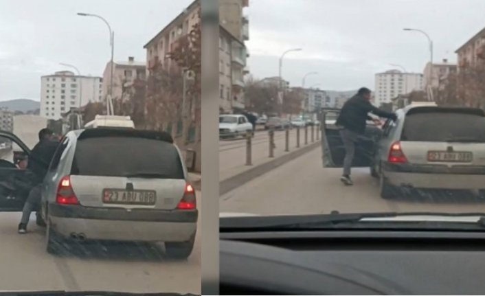 Akılalmaz olay! Seyir halindeki aracın sürücüsünü darp etti