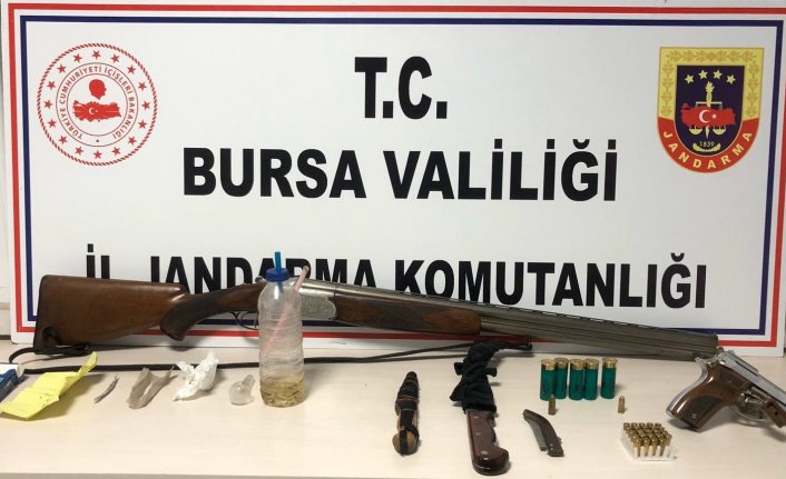 Bursa'da kısıtlamaya uymayınca yakayı ele verdiler! Silah deposu gibi...