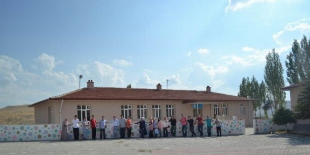 Afyonkarahisar’da Ak Gençler Eğitime Destek Amacı İle Sınıfları Boyadı