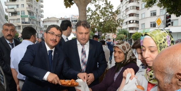 Şehzadeler Beledıyesı Şehitler Için Lokma Döktürdü