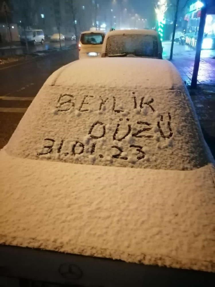 İstanbul'da lapa lapa kar yağdı