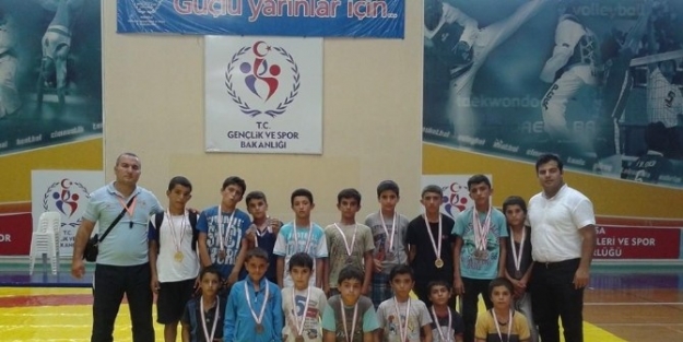 Yunusemreli Güreşçilerden 2 Altın, 3 Gümüş, 8 Bronz Madalya