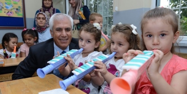 Bozbey Minik Öğrencilere "melodika" Dağıttı