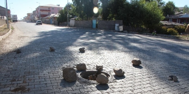 Kırılan Rögar Kapağı Tehlike Saçıyor