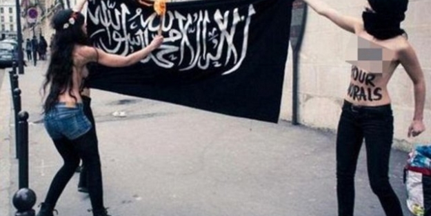 FEMEN, IŞİD bayrağını yaktı