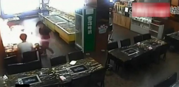 Garson müşterileri ateşe verdi