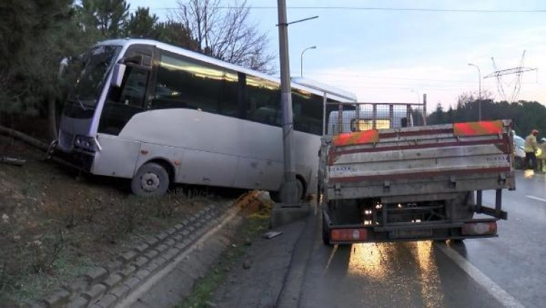 Kaza yapanların yardımına koşan sürücü, minibüsün altında kalarak can verdi