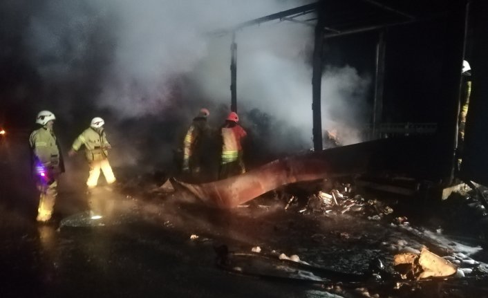 Maske yüklü TIR'da yangın