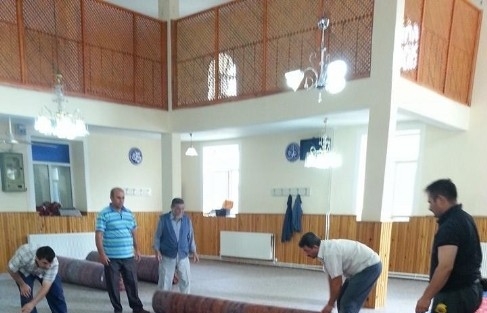 Caminin Eskiyen Halıları Cemaat Tarafından Yenilendi