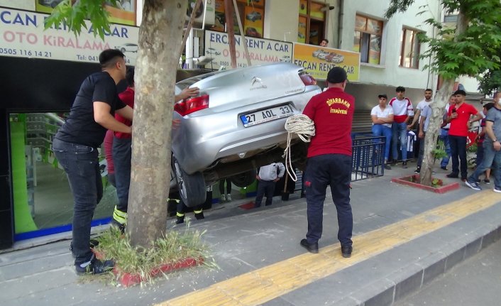 Mağazaya uçtu, aracını bırakıp kaçtı