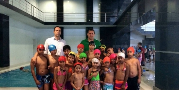 Roman Çocuklarin Yüzme Keyfi