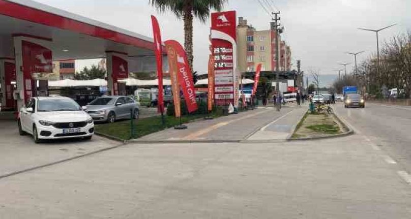 Bursa'da yol ortasında yürüyen alkollü şahısları dövdüler