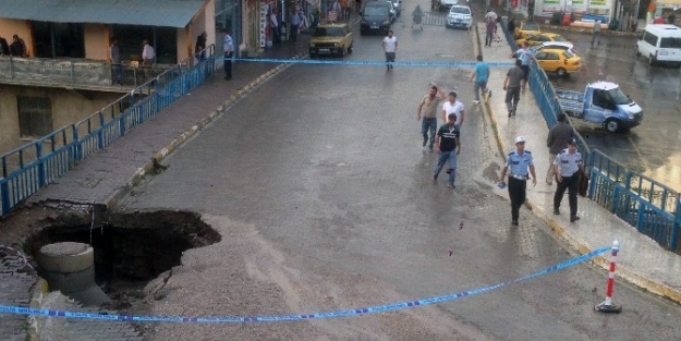 Kelkit’te Aşırı Yağış Yolu Çökertti