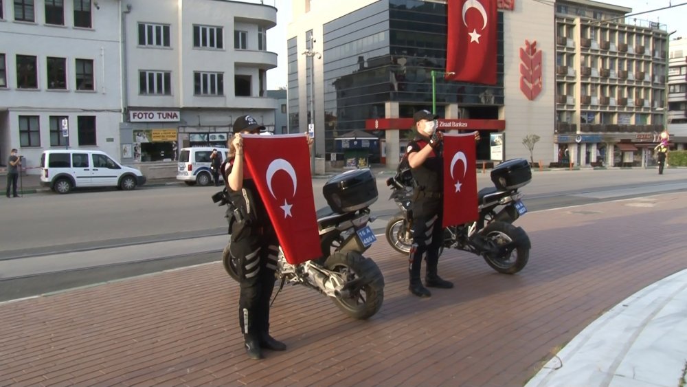  Bursa polisinden anlamlı kutlama