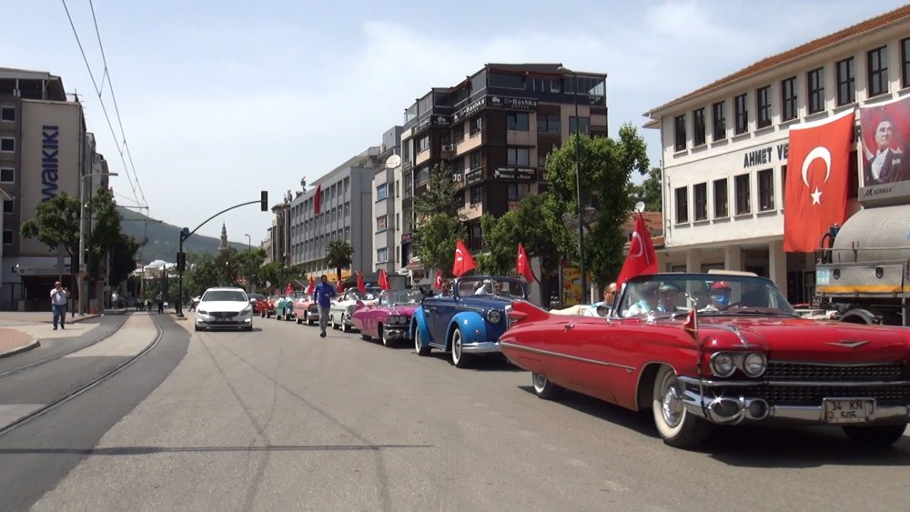 Bursa'da 19 Mayıs coşkusunu klasik otomobillerle kutladılar