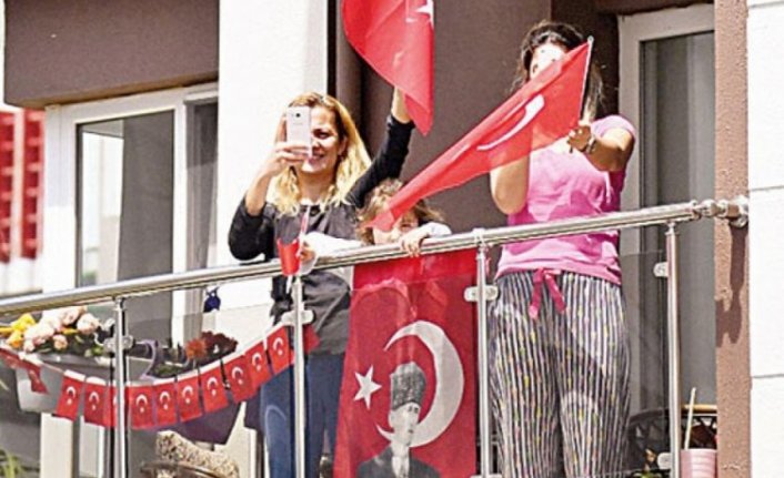 Saat 19.19'da balkonlarda buluşuyoruz