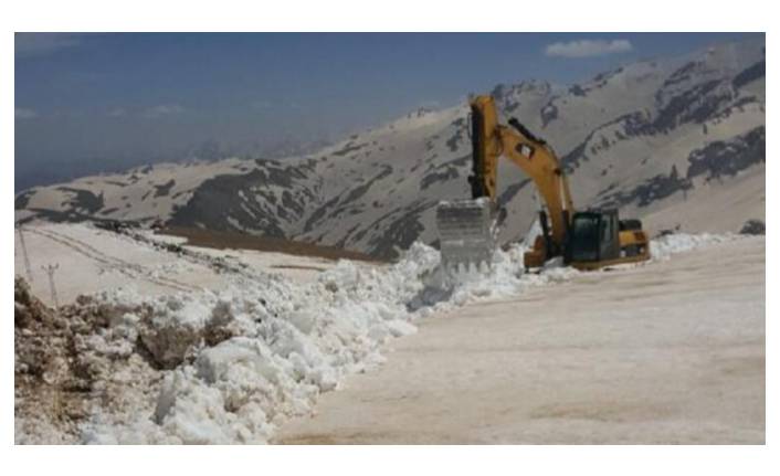 Yüksekova'da 5 metre karla mücadele