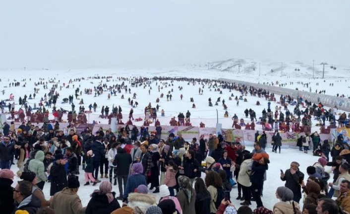 Erciyes'te kar bereketi! Turistler pistleri doldurdu