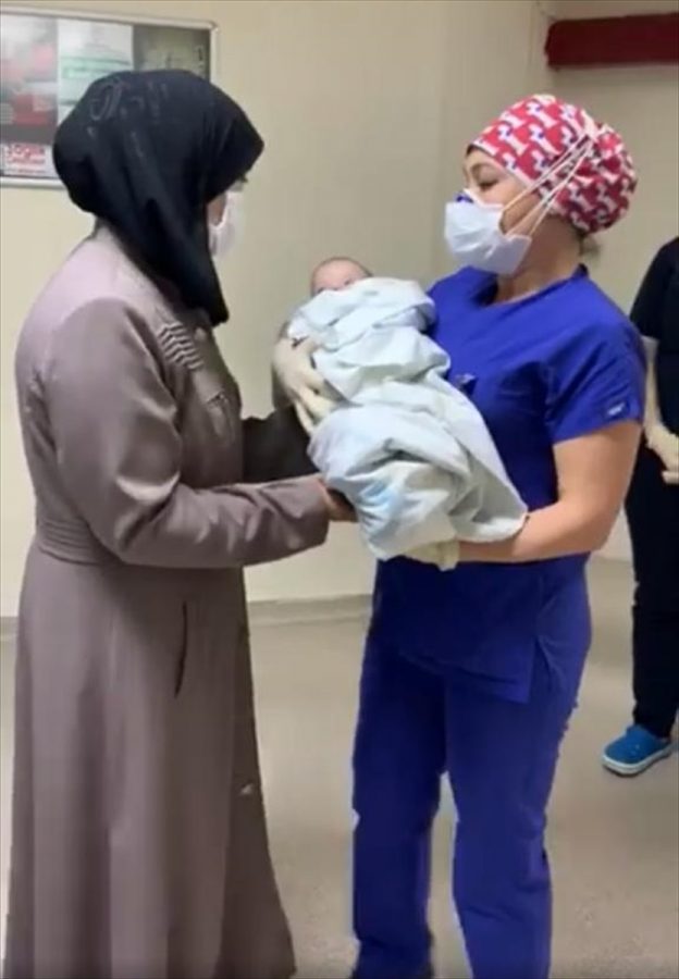 Koronavirüsü yenen 5 aylık bebek taburcu edildi