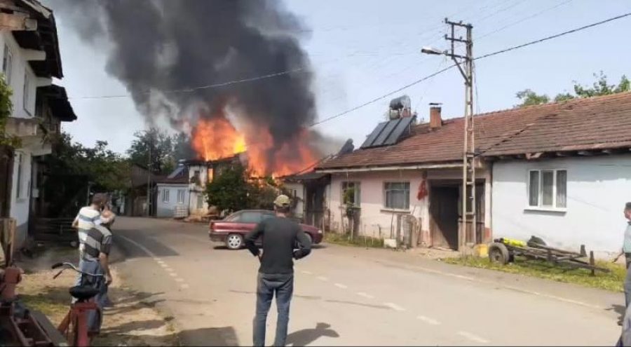 Bursa'da 2 ahşap ev alevlere teslim oldu