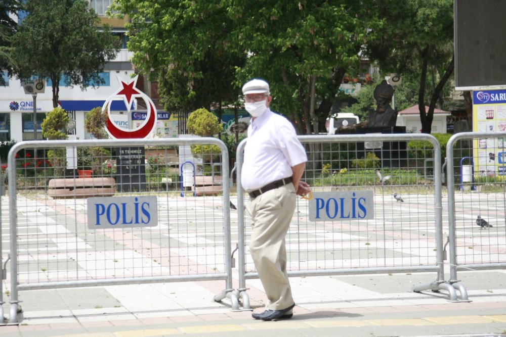 Bursa'da 65 yaş üstü vatandaşlar sıcağa aldırmadı