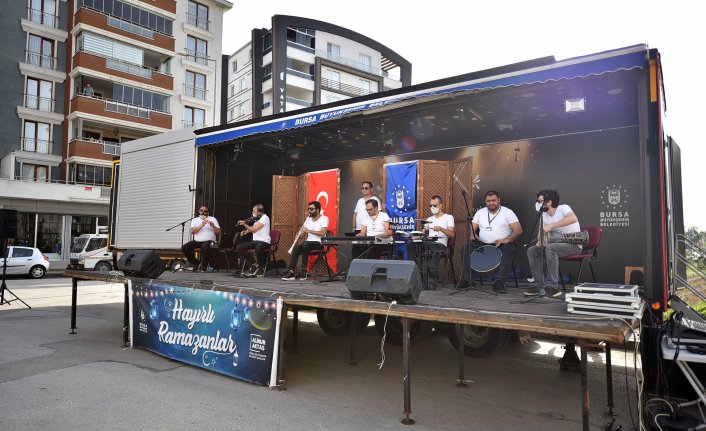 Bursalılar ‘gezici sahne’ ile moral depoluyor