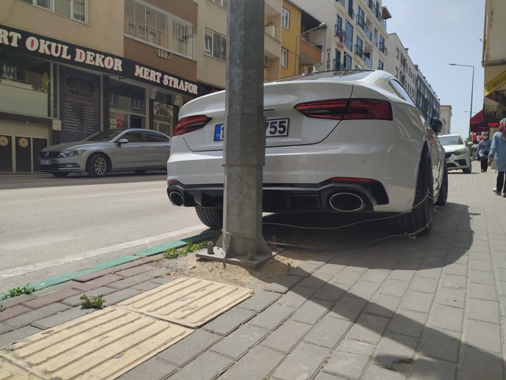 Bursa'da 400 bin liralık lüks otomobilini direğe zincirledi