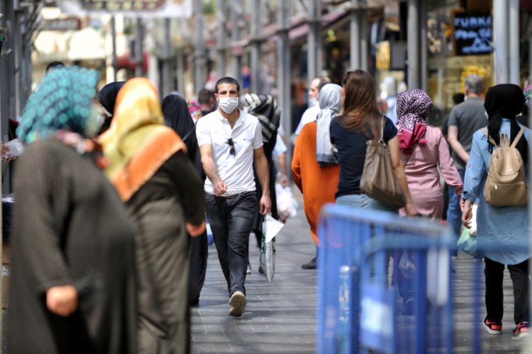 Bursalılar sokağa çıkma yasağı öncesi çarşı ve pazarları doldurdu