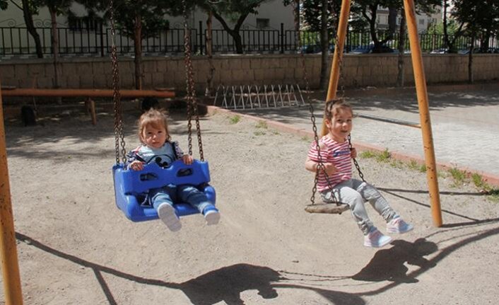 14 yaş ve altı çocukların sokağa çıkma izni başladı