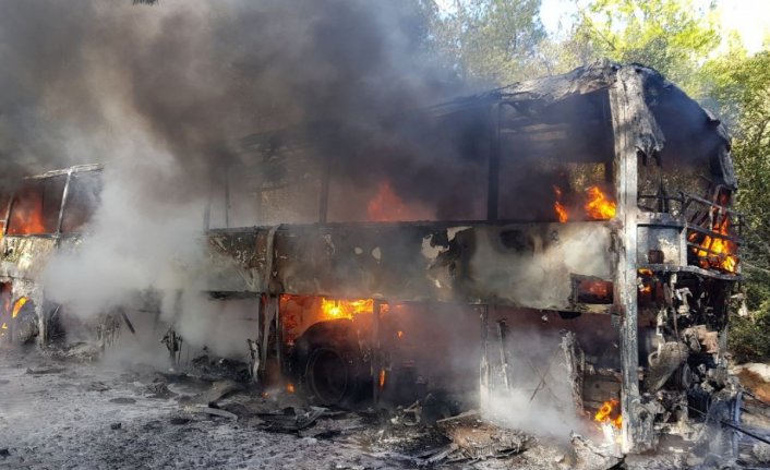 Günel Koreli turistleri taşıyan tur otobüsü alev alev yandı