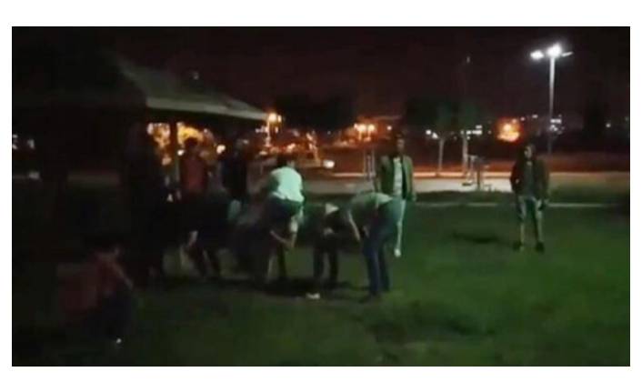 Sokakta oynayan gençlere tepki