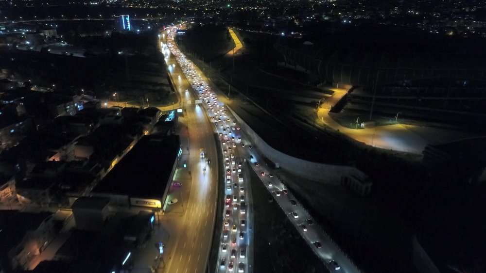 Sokağa çıkma kısıtlaması bitti Bursalılar kilometrelerce araç trafiği oluşturdu