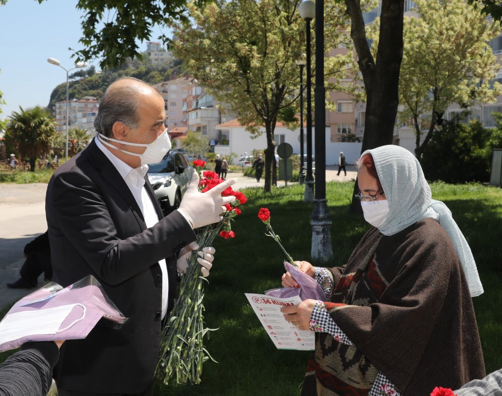 Başkan Türkyılmaz’dan sokağa çıkan annelere sürpriz