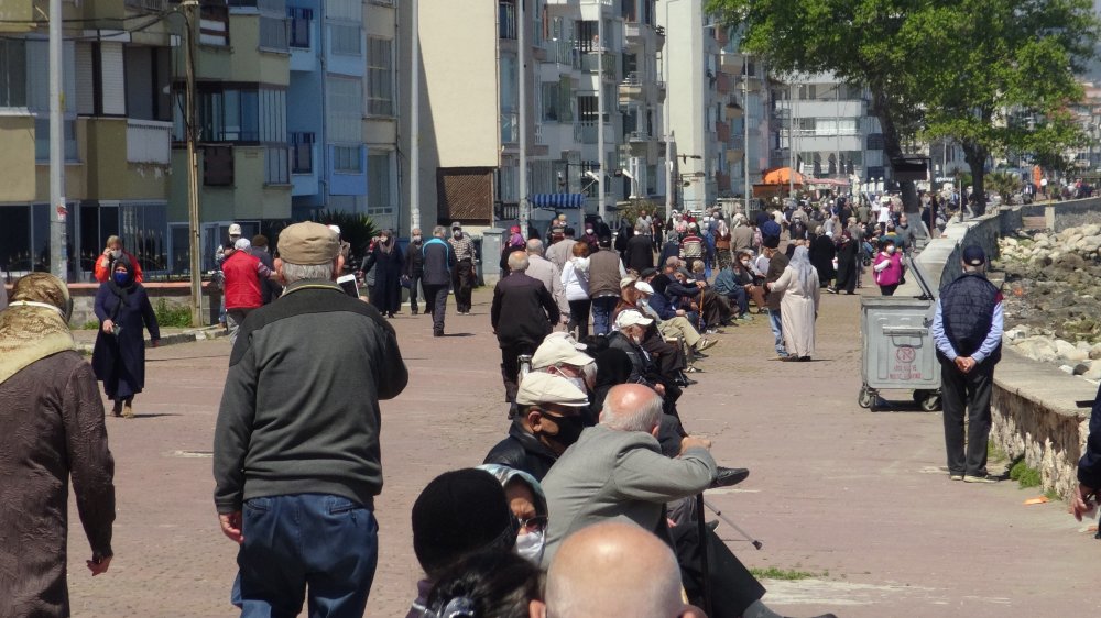 65 yaş üstü vatandaşlar sahillere akın etti, sosyal mesafe unutuldu