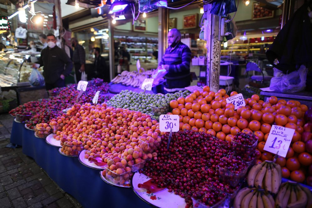 Bursa'da kısıtlama öncesi cep yakan akşam pazarı