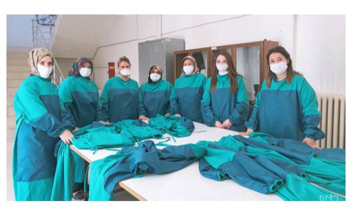 10 gönüllü, günde 5 bin maske üretiyor