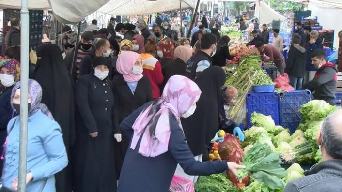 Sosyal mesafe hiçe sayıldı! Pazara akın ettiler