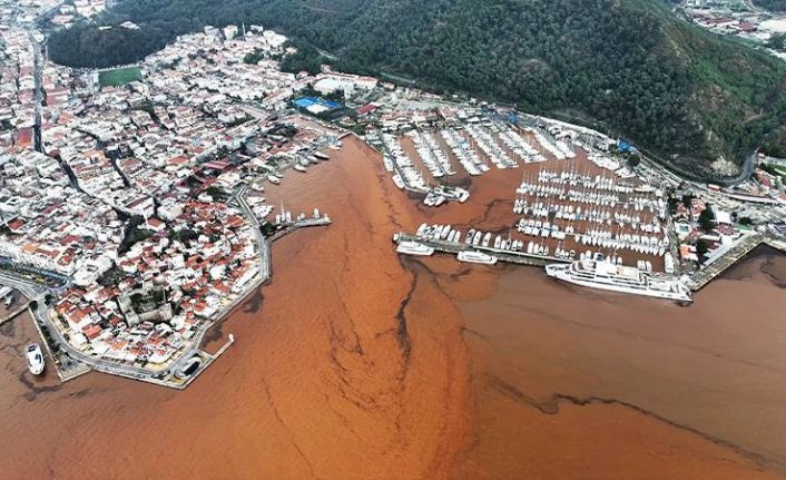 Muğla'ya yağan yağmur, Marmaris'te denizin rengini değiştirdi!