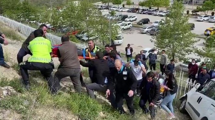 Önce yayalara, sonra demir korkuluklara çarptı!