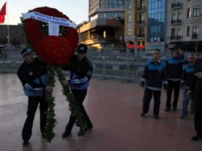 Taksim'de süpürgeli çelenk tartışması