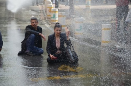 Elinde kimliği ile Toma'ya karşı durdu