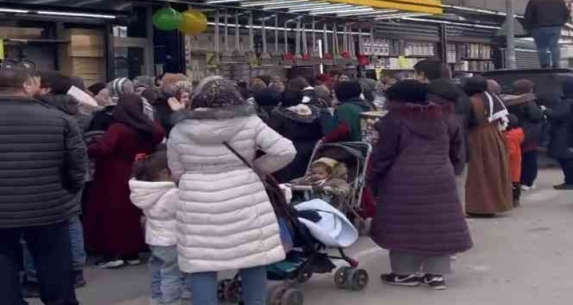 Bursa'da ucuzluk çılgınlığı! Kadınlar birbirini ezdi