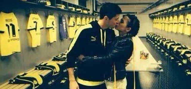 Dortmund'a eşiyle öpüşerek veda etti